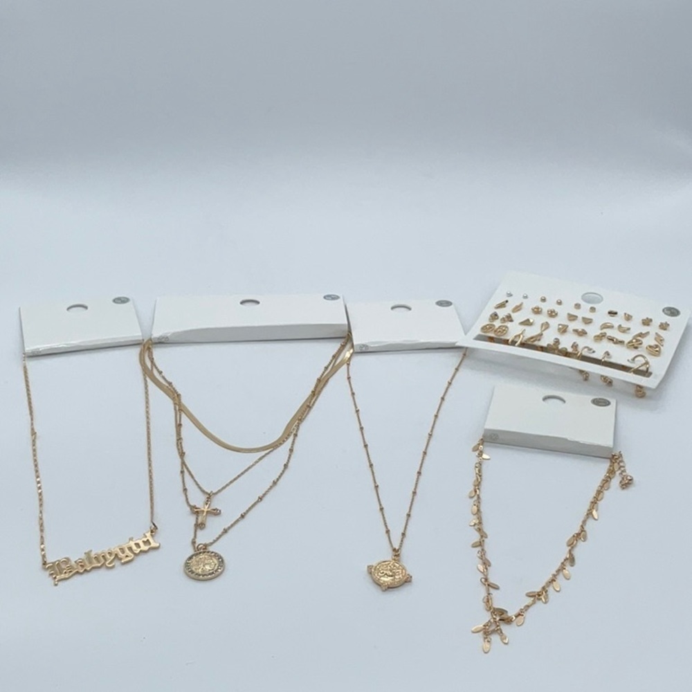 Forever 21 Gold tone 5 piece jewelry bundle